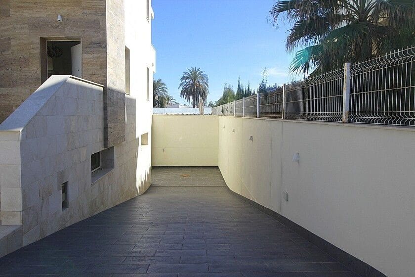 Chalet de 5 habitaciones en La Zenia en venta - 1.500.000 € (Ref: 10028352)