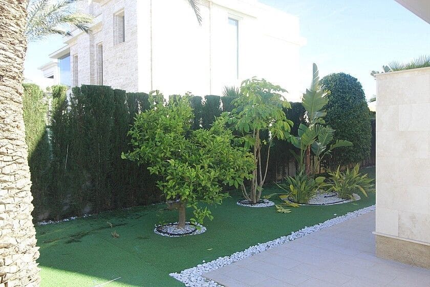 Chalet de 5 habitaciones en La Zenia en venta - 1.500.000 € (Ref: 10028352)