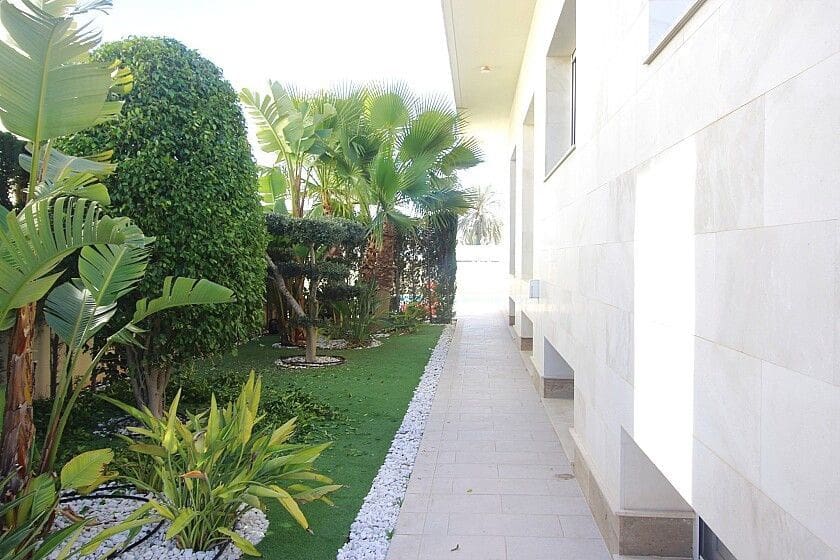 Chalet de 5 habitaciones en La Zenia en venta - 1.500.000 € (Ref: 10028352)