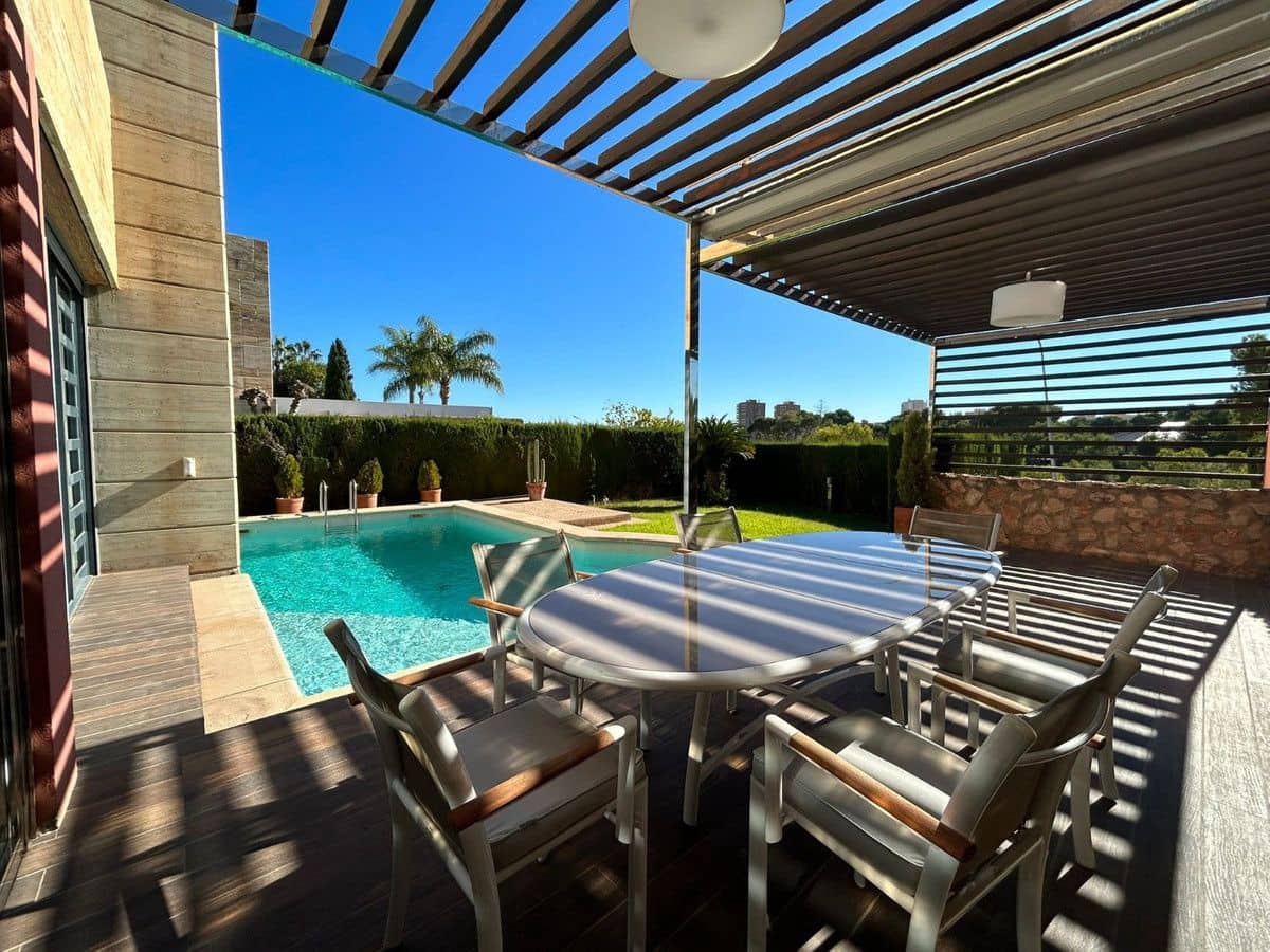 4 makuuhuone Huvila myytävänä paikassa Orihuela Costa mukana uima-altaan - 1 300 000 € (Ref: 10028469)