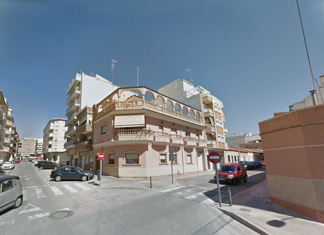 Chalet de 8 habitaciones en Guardamar del Segura en venta - 800.000 € (Ref: 10028483)