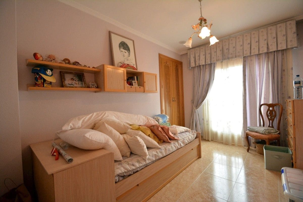 Chalet de 8 habitaciones en Guardamar del Segura en venta - 800.000 € (Ref: 10028483)