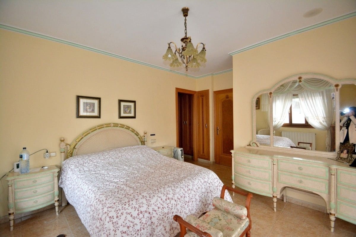 Chalet de 8 habitaciones en Guardamar del Segura en venta - 800.000 € (Ref: 10028483)