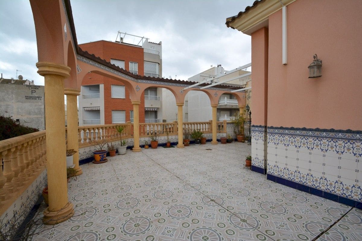 Chalet de 8 habitaciones en Guardamar del Segura en venta - 800.000 € (Ref: 10028483)