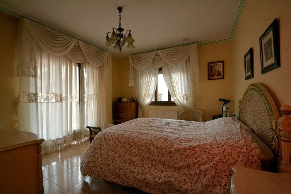 Chalet de 8 habitaciones en Guardamar del Segura en venta - 800.000 € (Ref: 10028483)