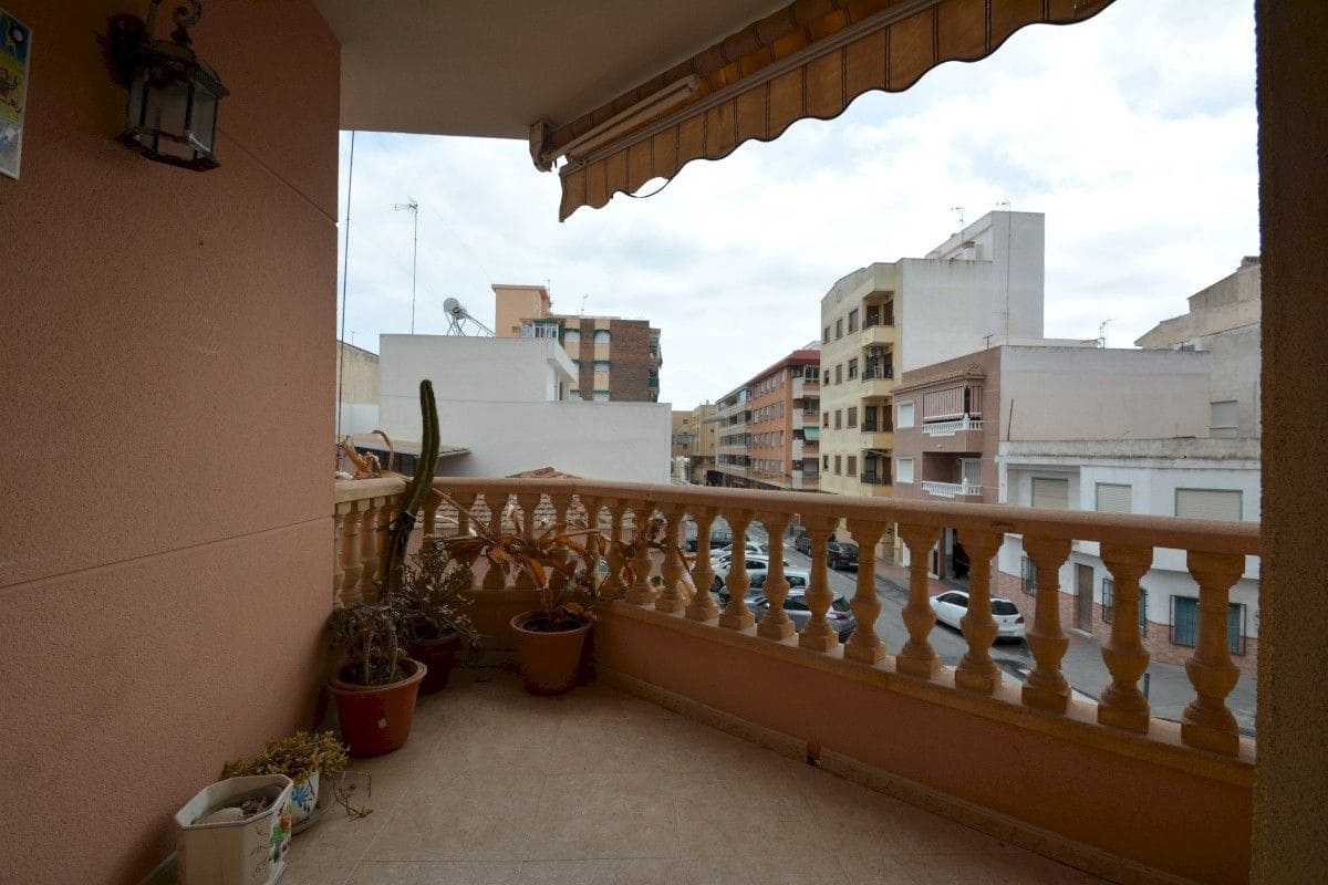 Chalet de 8 habitaciones en Guardamar del Segura en venta - 800.000 € (Ref: 10028483)