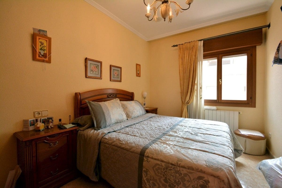 Chalet de 8 habitaciones en Guardamar del Segura en venta - 800.000 € (Ref: 10028483)