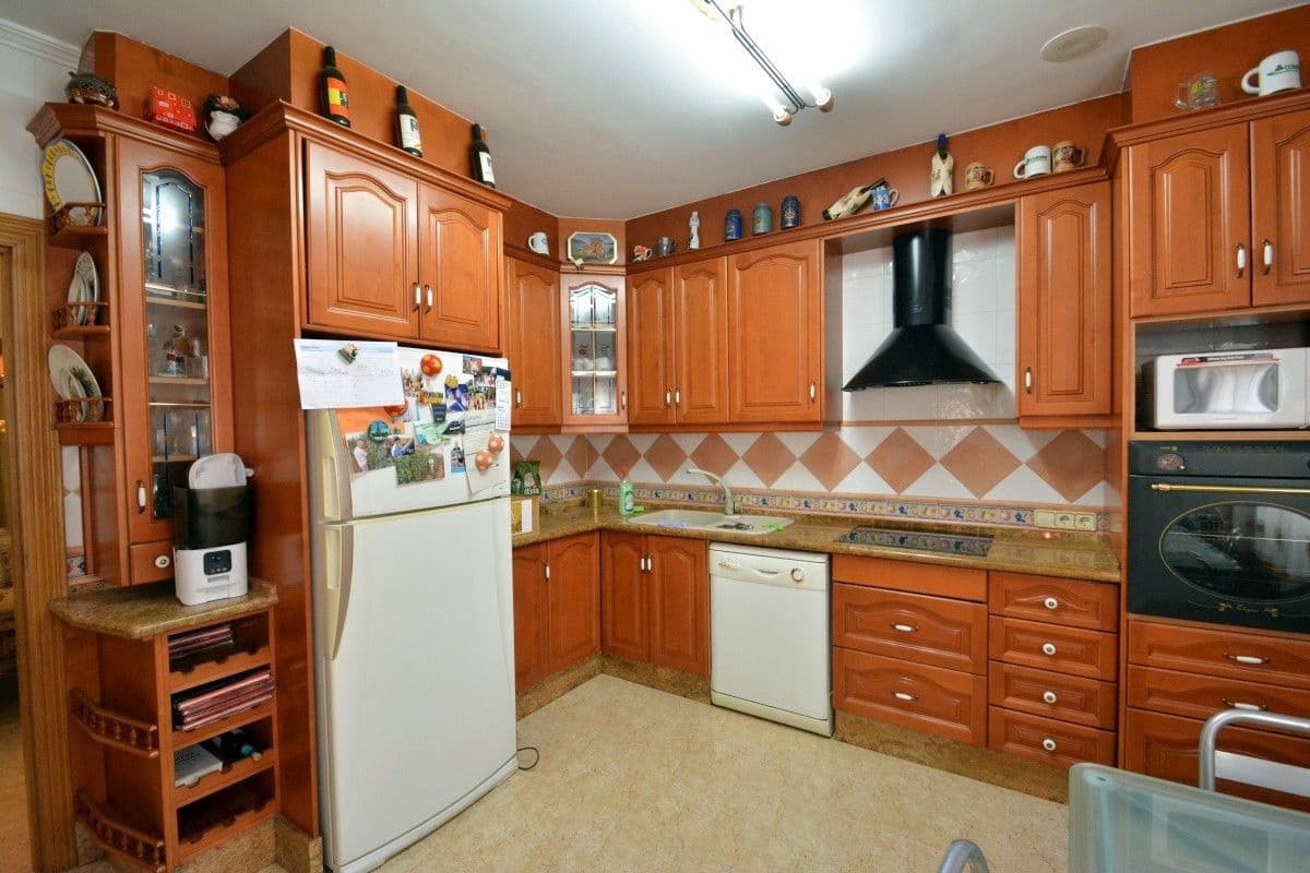 Chalet de 8 habitaciones en Guardamar del Segura en venta - 800.000 € (Ref: 10028483)
