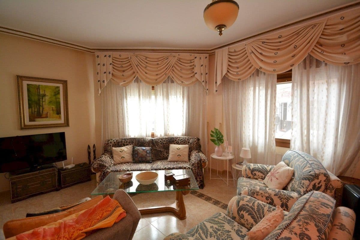 Chalet de 8 habitaciones en Guardamar del Segura en venta - 800.000 € (Ref: 10028483)