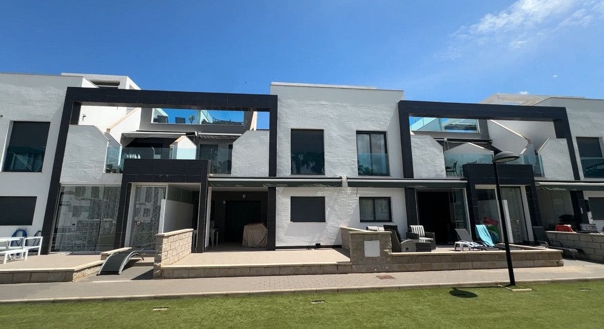 2 soveværelse Villa til salg i La Zenia med swimmingpool - € 339.000 (Ref: 10028489)