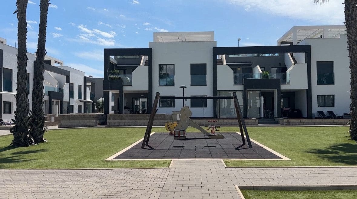 2 soveværelse Villa til salg i La Zenia med swimmingpool - € 339.000 (Ref: 10028489)