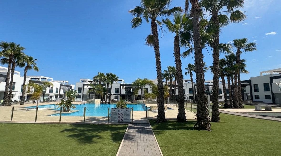 2 soveværelse Villa til salg i La Zenia med swimmingpool - € 339.000 (Ref: 10028489)