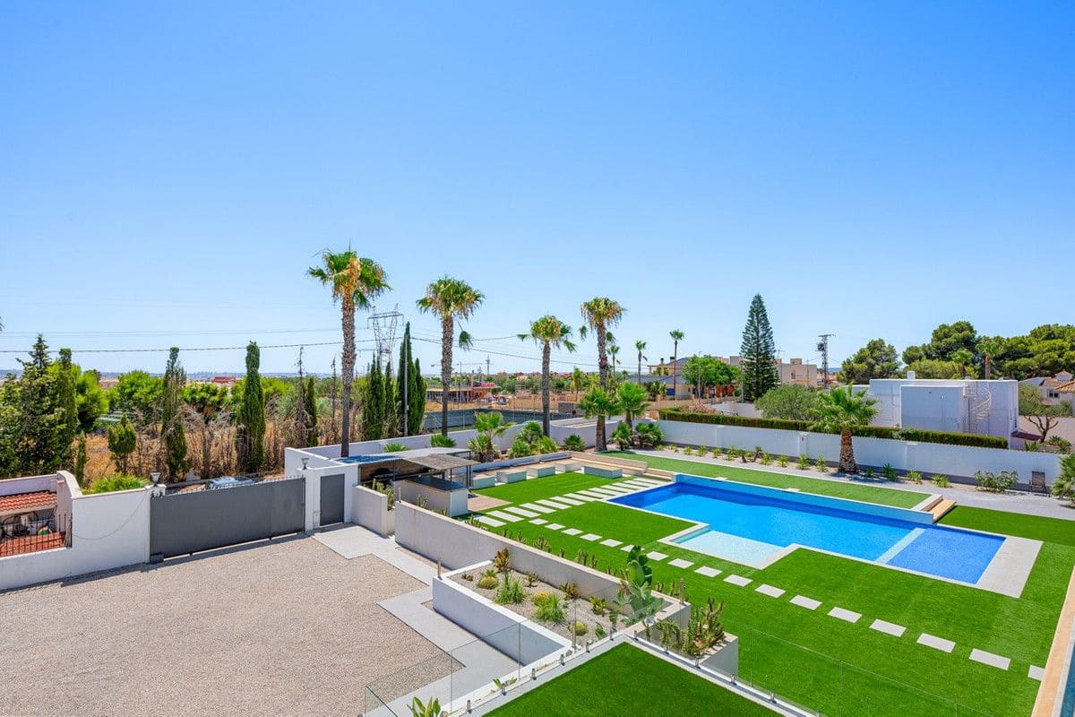 8 soveværelse Finca/Landehus til salg i Los Montesinos med swimmingpool - € 1.400.000 (Ref: 10028517)