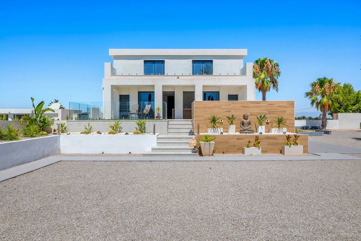 8 soveværelse Finca/Landehus til salg i Los Montesinos med swimmingpool - € 1.400.000 (Ref: 10028517)