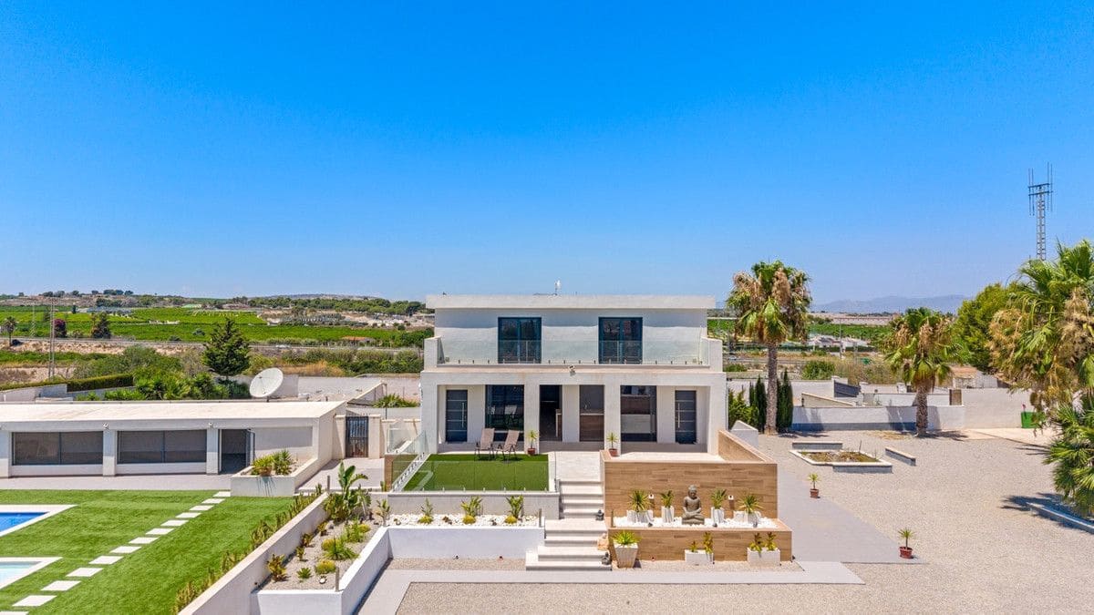 8 soveværelse Finca/Landehus til salg i Los Montesinos med swimmingpool - € 1.400.000 (Ref: 10028517)