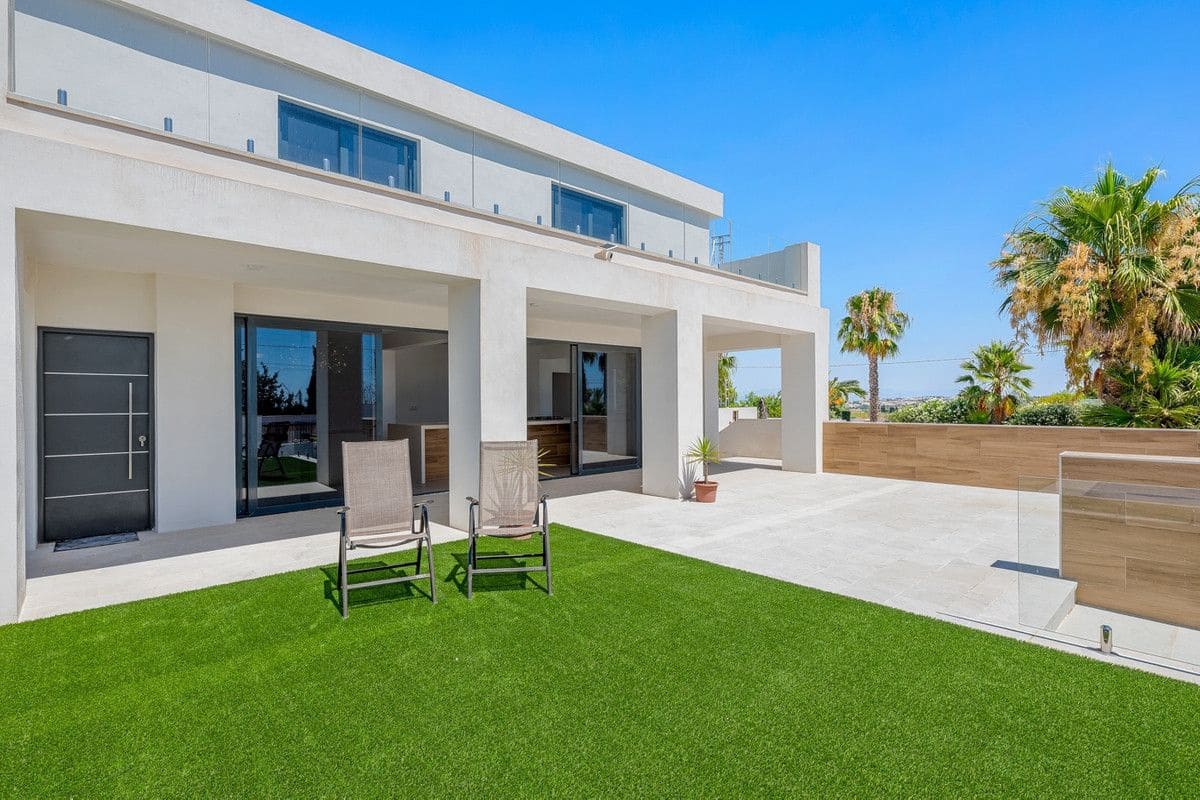 8 soveværelse Finca/Landehus til salg i Los Montesinos med swimmingpool - € 1.400.000 (Ref: 10028517)