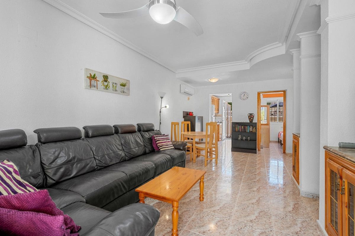 3 makuuhuone Omakotitalo myytävänä paikassa La Zenia mukana uima-altaan - 299 000 € (Ref: 10028538)