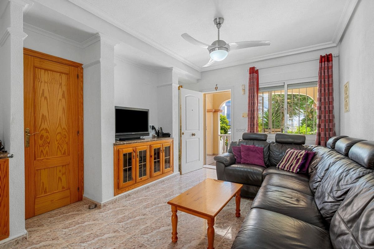 3 makuuhuone Omakotitalo myytävänä paikassa La Zenia mukana uima-altaan - 299 000 € (Ref: 10028538)