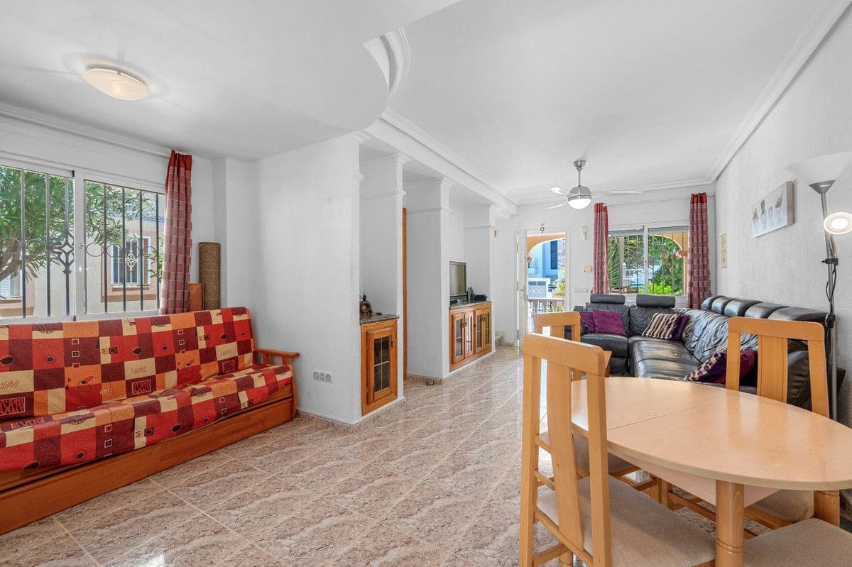 3 makuuhuone Omakotitalo myytävänä paikassa La Zenia mukana uima-altaan - 299 000 € (Ref: 10028538)
