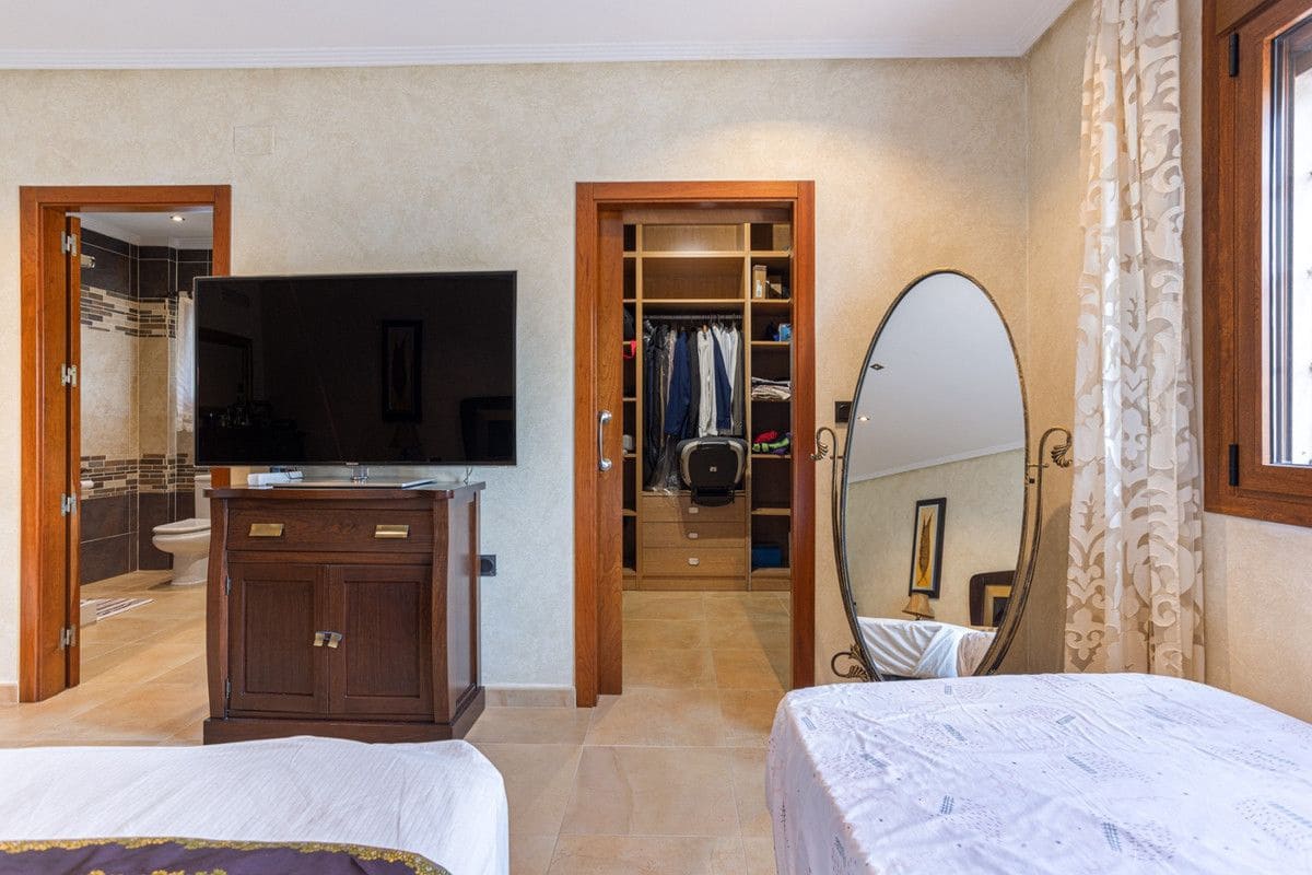 4 bedroom Villa for sale in Los Montesinos with pool - € 750,000 (Ref: 10028553)