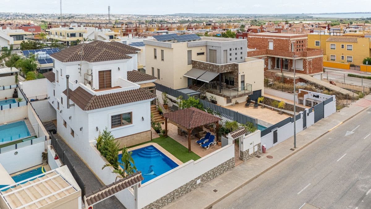 4 bedroom Villa for sale in Los Montesinos with pool - € 750,000 (Ref: 10028553)