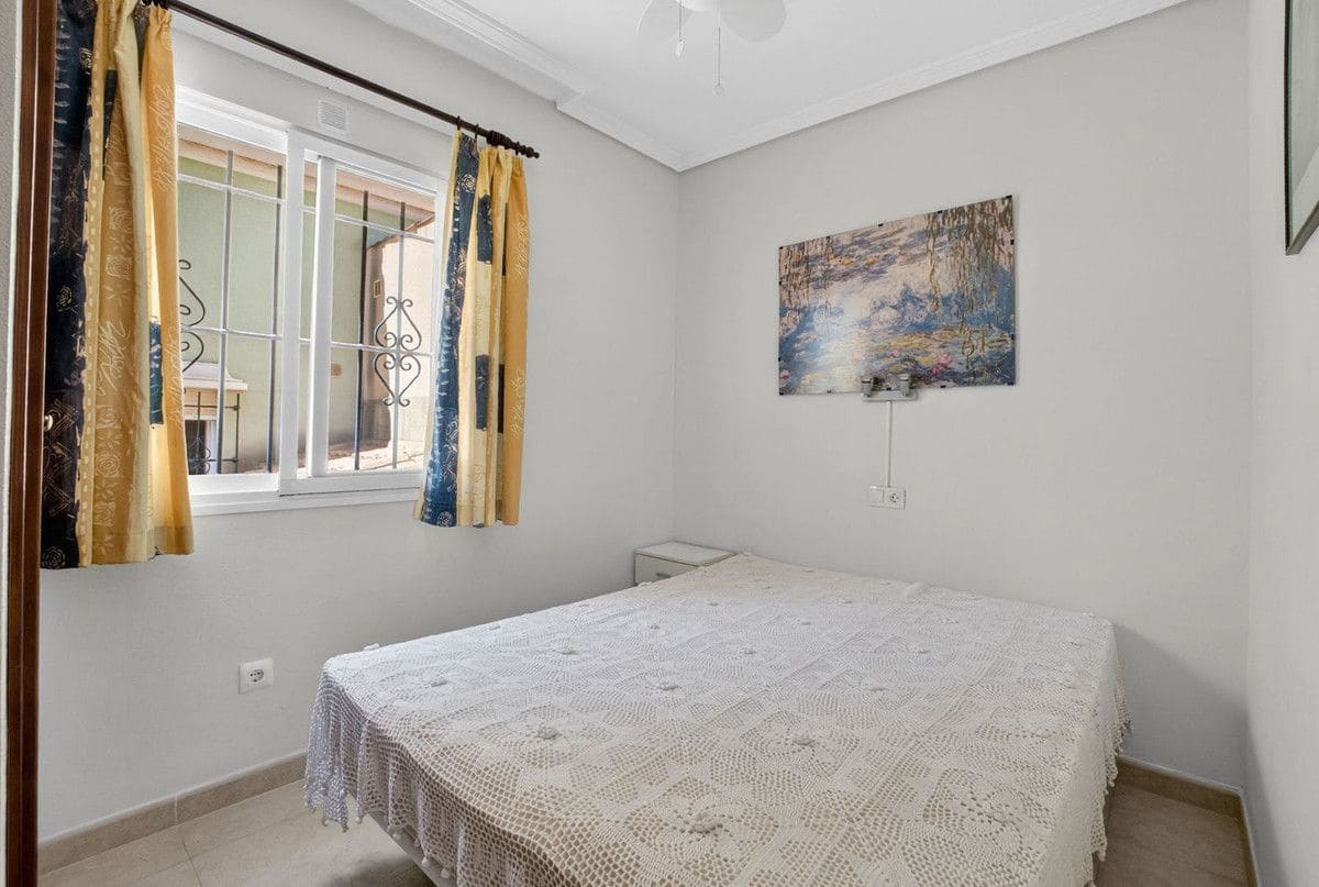 4 bedroom Villa for sale in Torrevieja with pool - € 317,000 (Ref: 10028562)