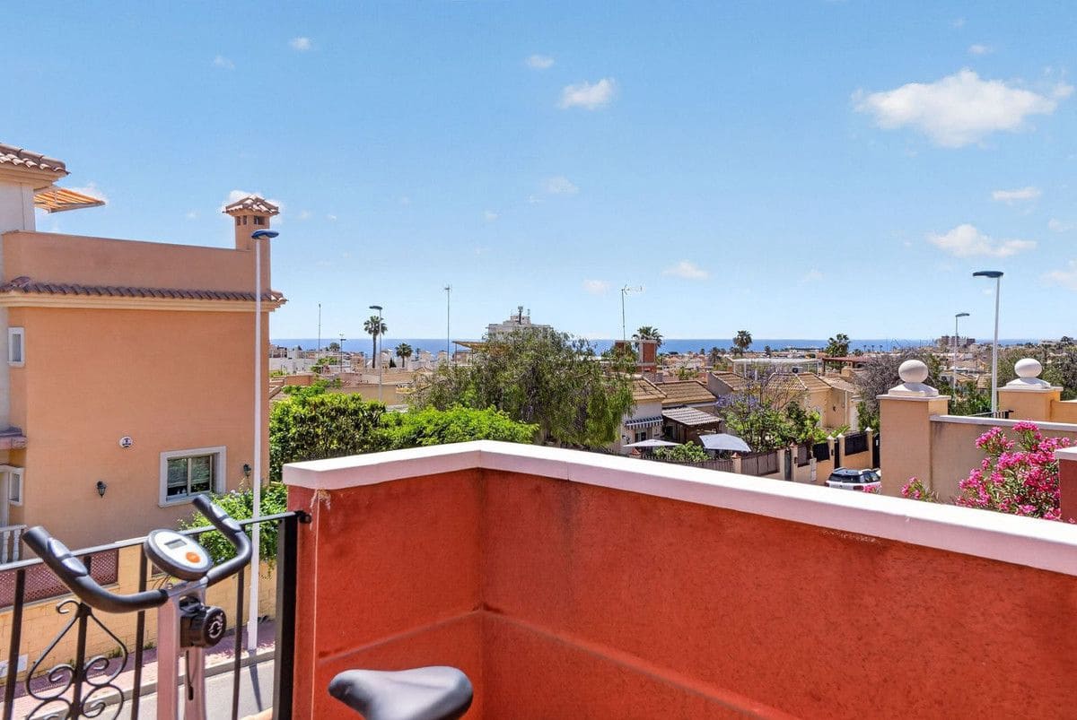 4 bedroom Villa for sale in Torrevieja with pool - € 317,000 (Ref: 10028562)