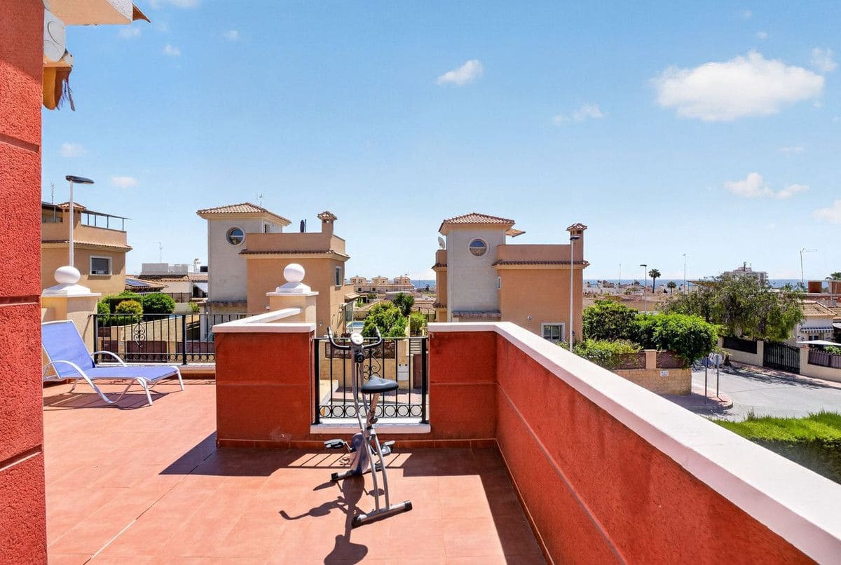 4 bedroom Villa for sale in Torrevieja with pool - € 317,000 (Ref: 10028562)