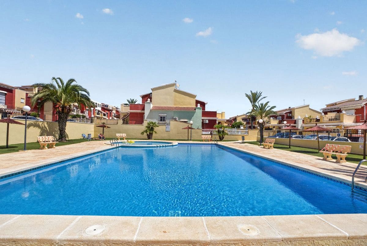 4 bedroom Villa for sale in Torrevieja with pool - € 317,000 (Ref: 10028562)