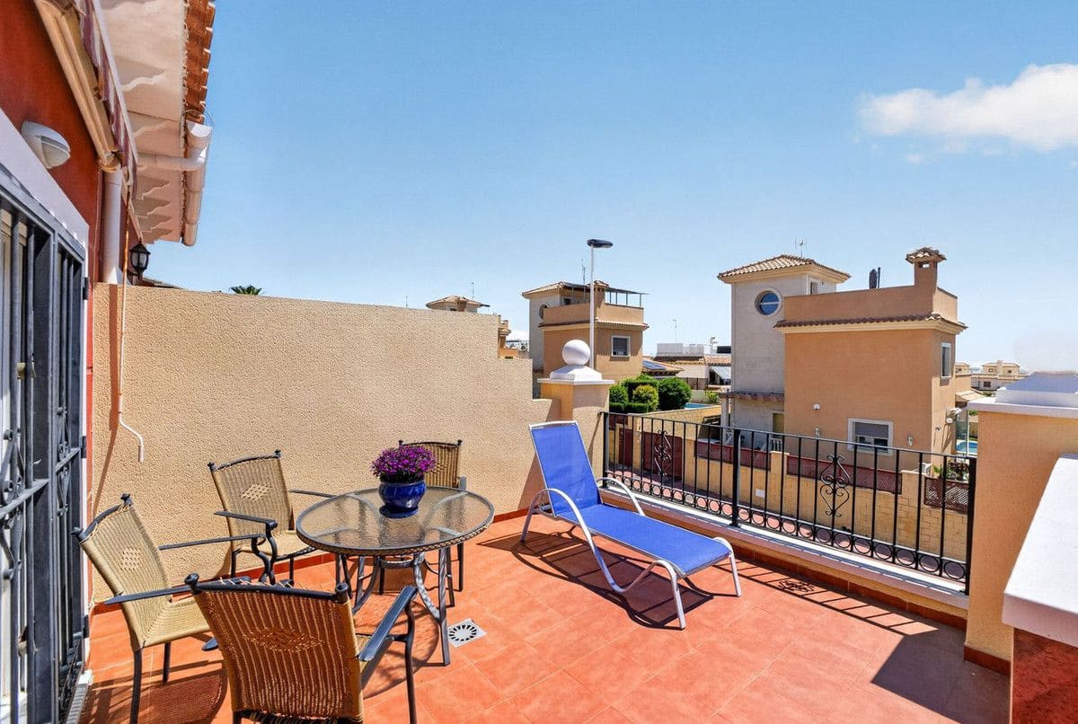 4 bedroom Villa for sale in Torrevieja with pool - € 317,000 (Ref: 10028562)