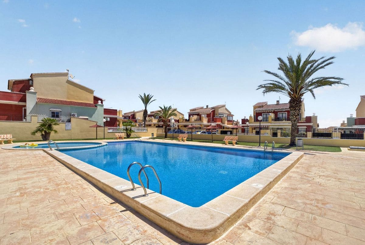 4 bedroom Villa for sale in Torrevieja with pool - € 317,000 (Ref: 10028562)