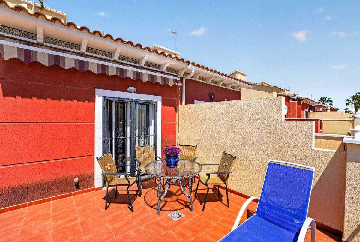 4 bedroom Villa for sale in Torrevieja with pool - € 317,000 (Ref: 10028562)