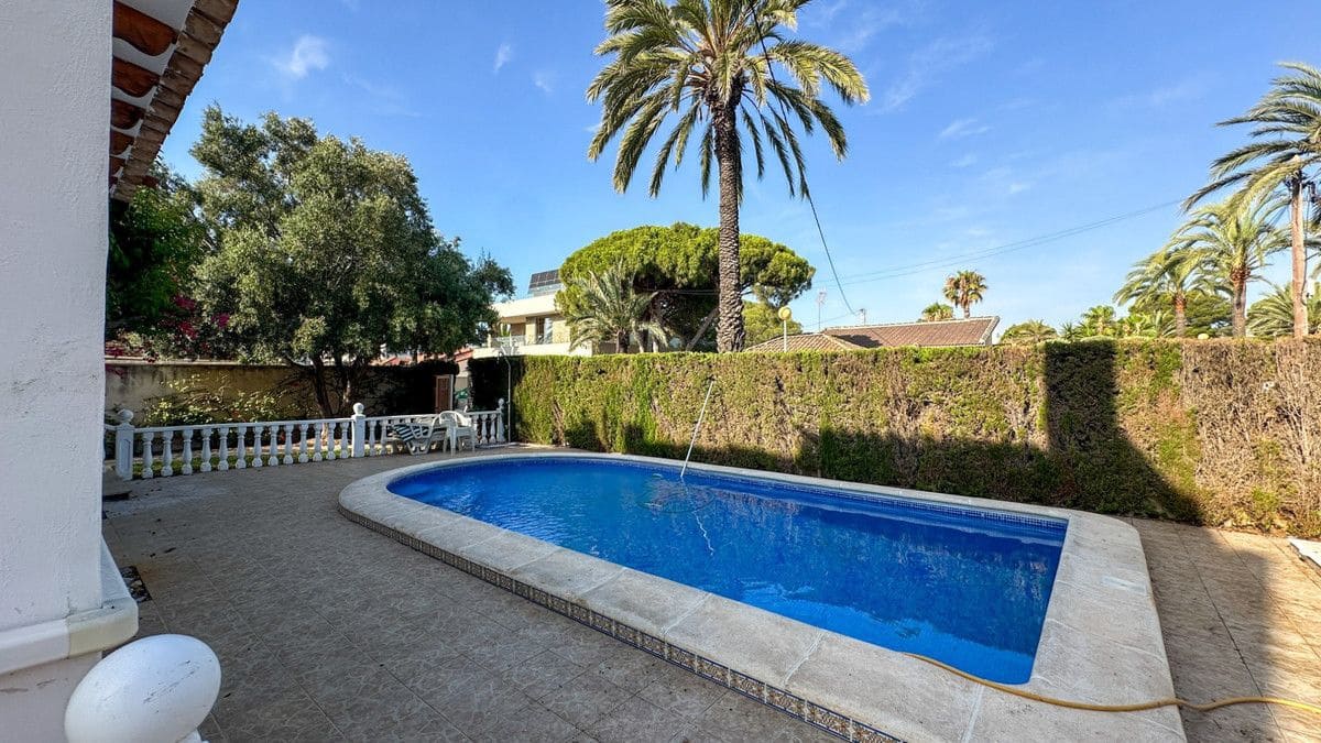 4 bedroom Villa for sale in Cabo Roig with pool - € 699,000 (Ref: 10028600)