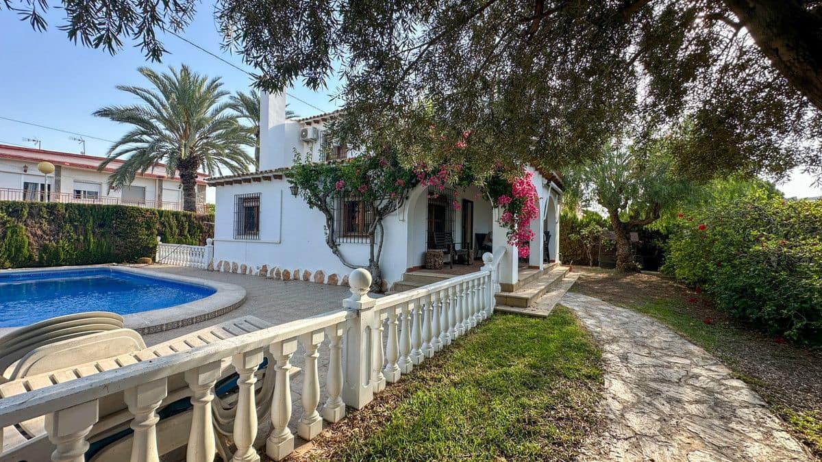4 bedroom Villa for sale in Cabo Roig with pool - € 699,000 (Ref: 10028600)