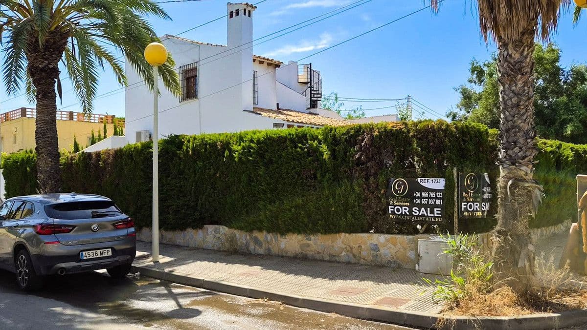 4 bedroom Villa for sale in Cabo Roig with pool - € 699,000 (Ref: 10028600)