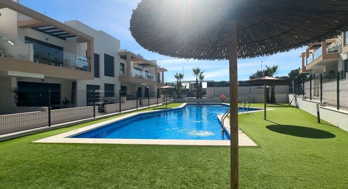 Chalet de 2 habitaciones en Orihuela Costa en venta con piscina - 319.000 € (Ref: 10028605)