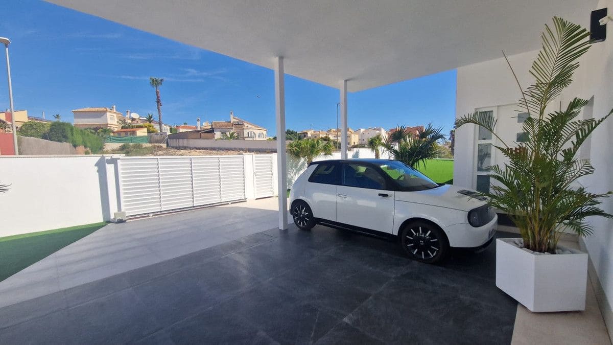 5 quarto Moradia para venda em La Marina com piscina - 1 350 000 € (Ref: 10028624)