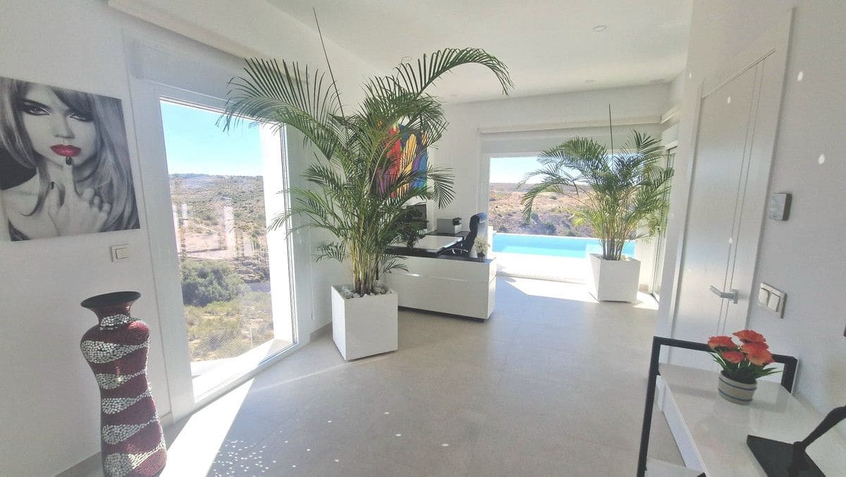 5 quarto Moradia para venda em La Marina com piscina - 1 350 000 € (Ref: 10028624)