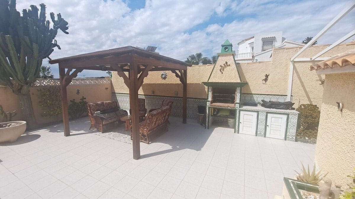 Chalet de 3 habitaciones en Orihuela Costa en venta con piscina - 364.950 € (Ref: 10028732)