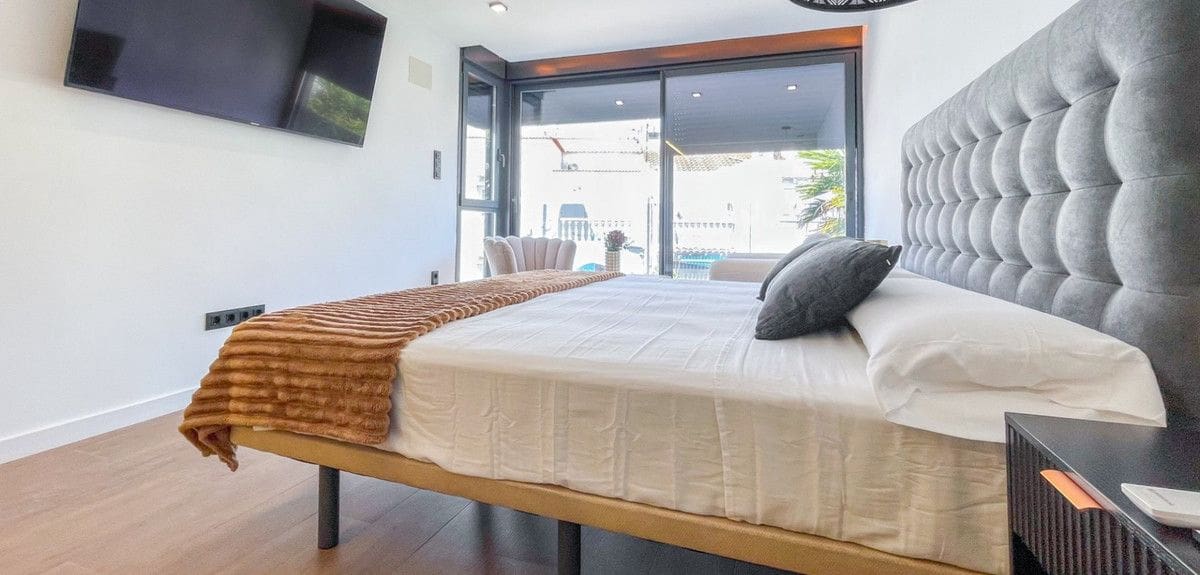 3 soverom Kjedet enebolig til salgs i Torrevieja med svømmebasseng - € 539 000 (Ref: 10028821)