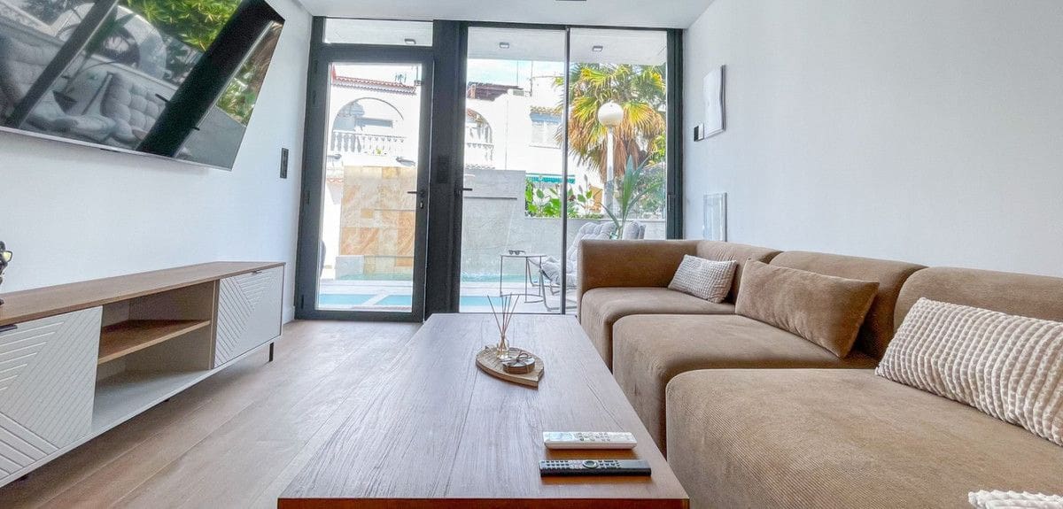 3 soverom Kjedet enebolig til salgs i Torrevieja med svømmebasseng - € 539 000 (Ref: 10028821)