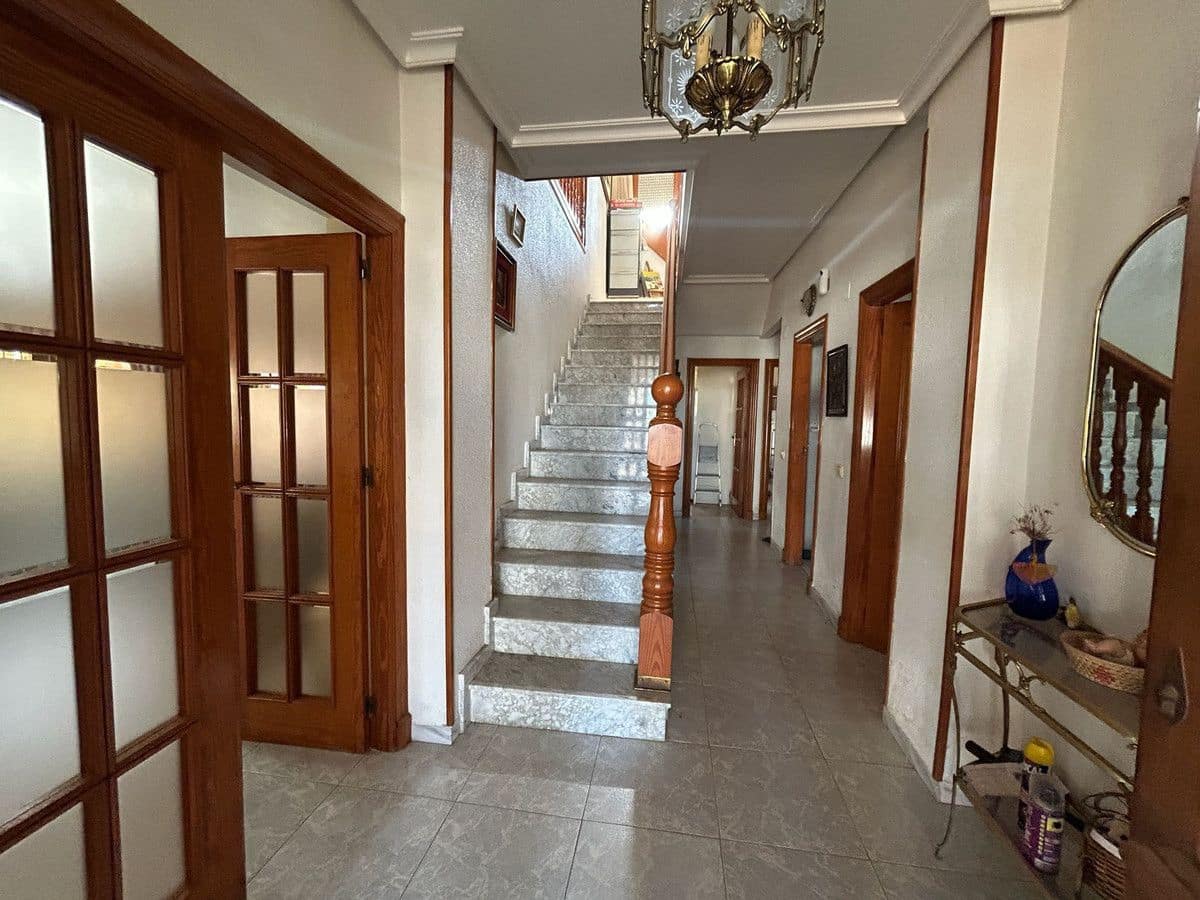 6 bedroom Villa for sale in La Florida - € 550,000 (Ref: 10034109)