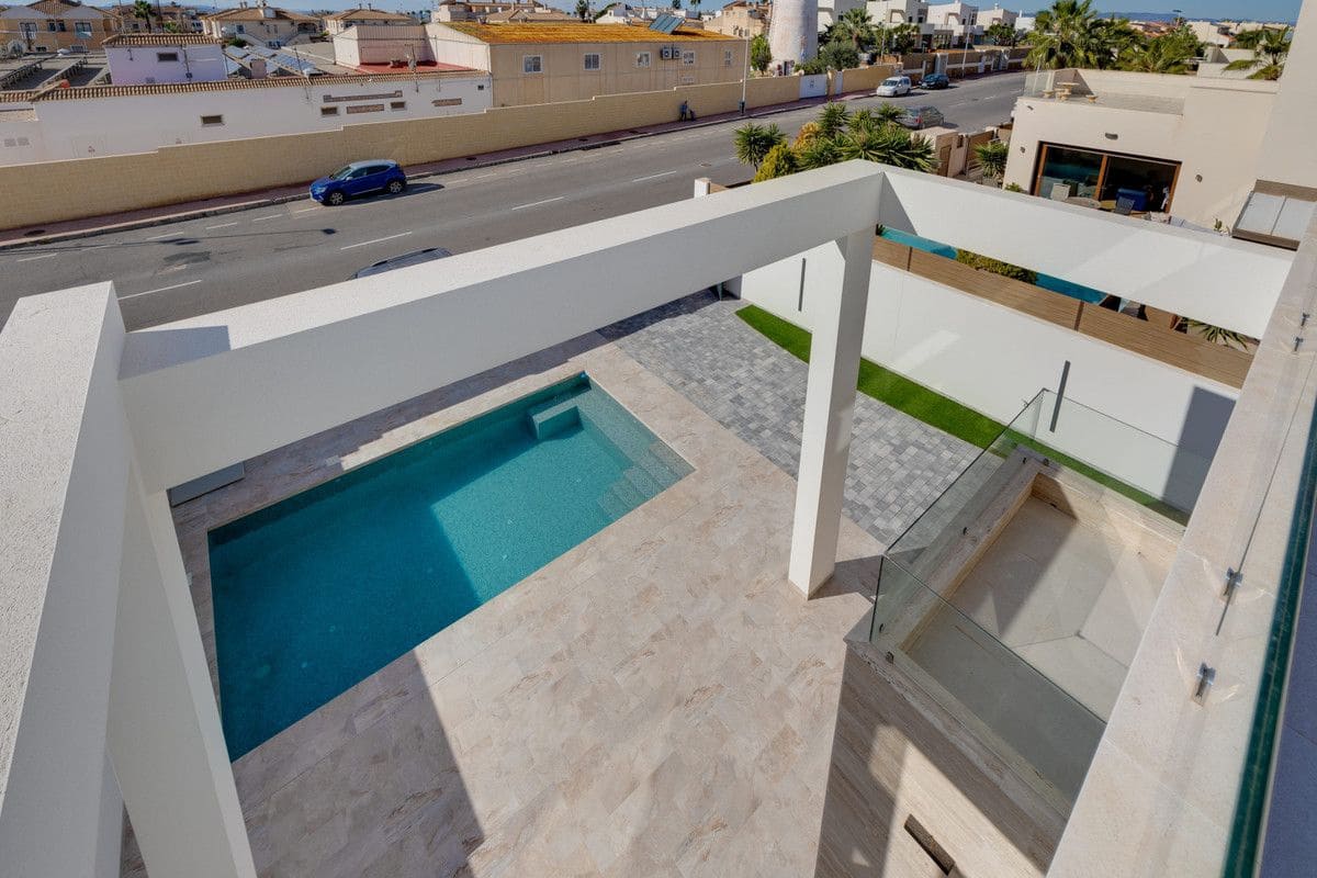 4 slaapkamer Villa te koop in Torrevieja met zwembad - € 780.000 (Ref: 10053047)