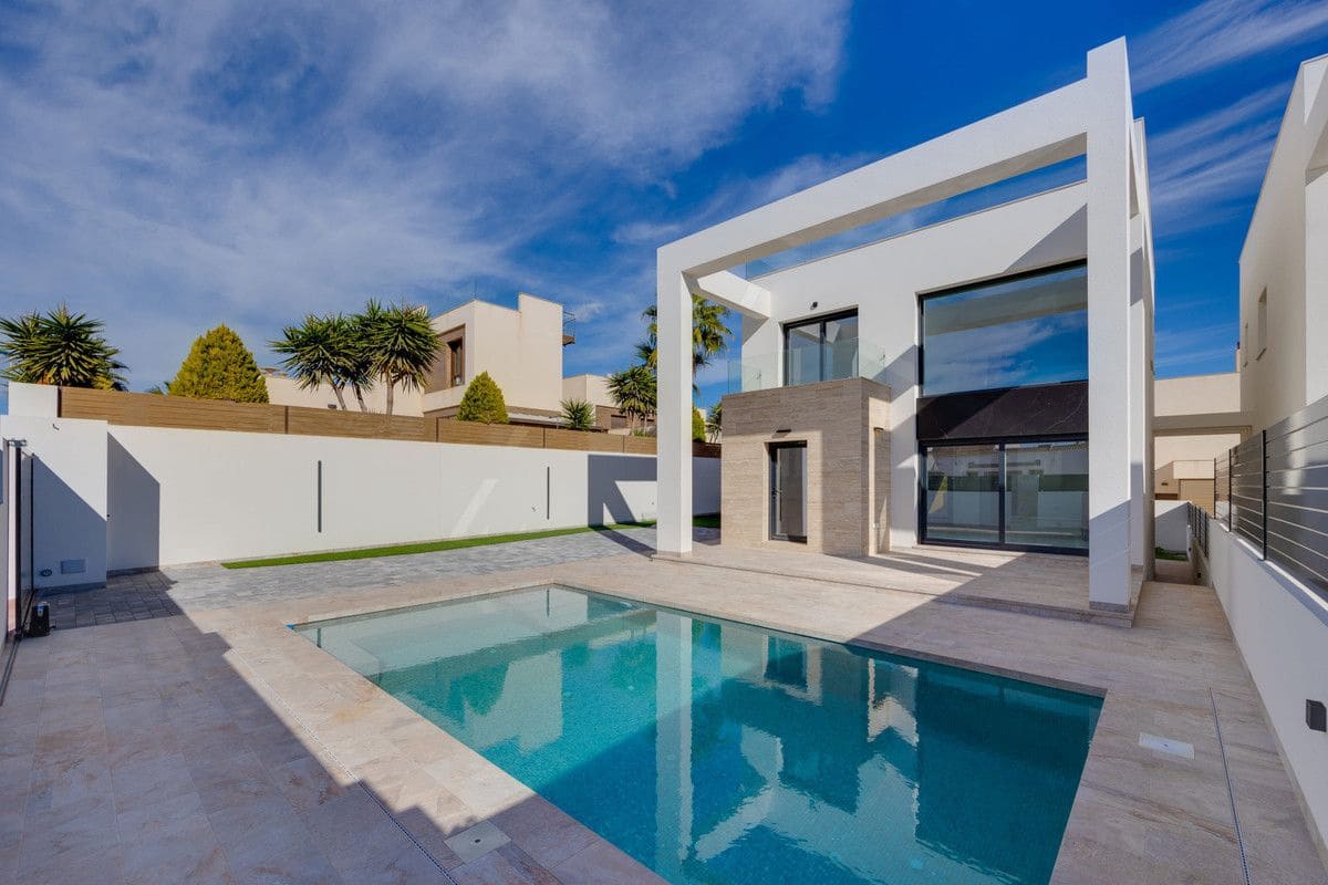 4 slaapkamer Villa te koop in Torrevieja met zwembad - € 780.000 (Ref: 10053047)