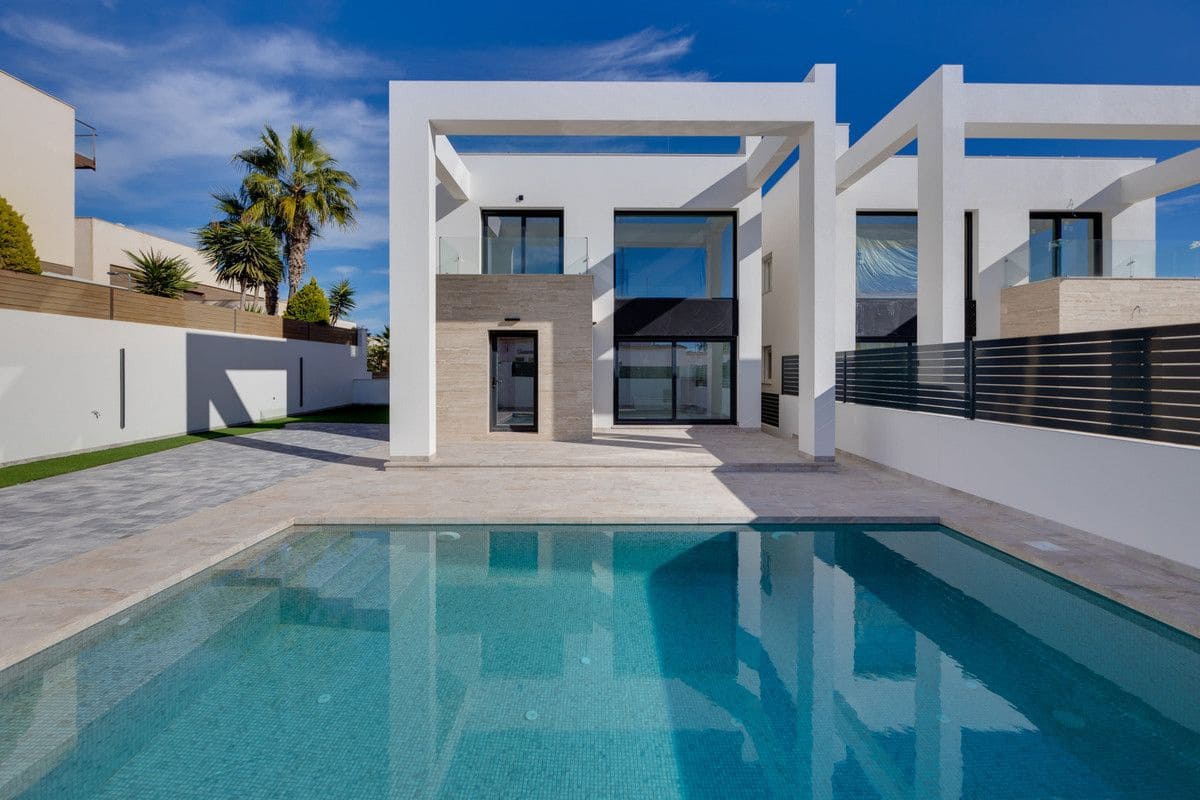 4 slaapkamer Villa te koop in Torrevieja met zwembad - € 780.000 (Ref: 10053047)