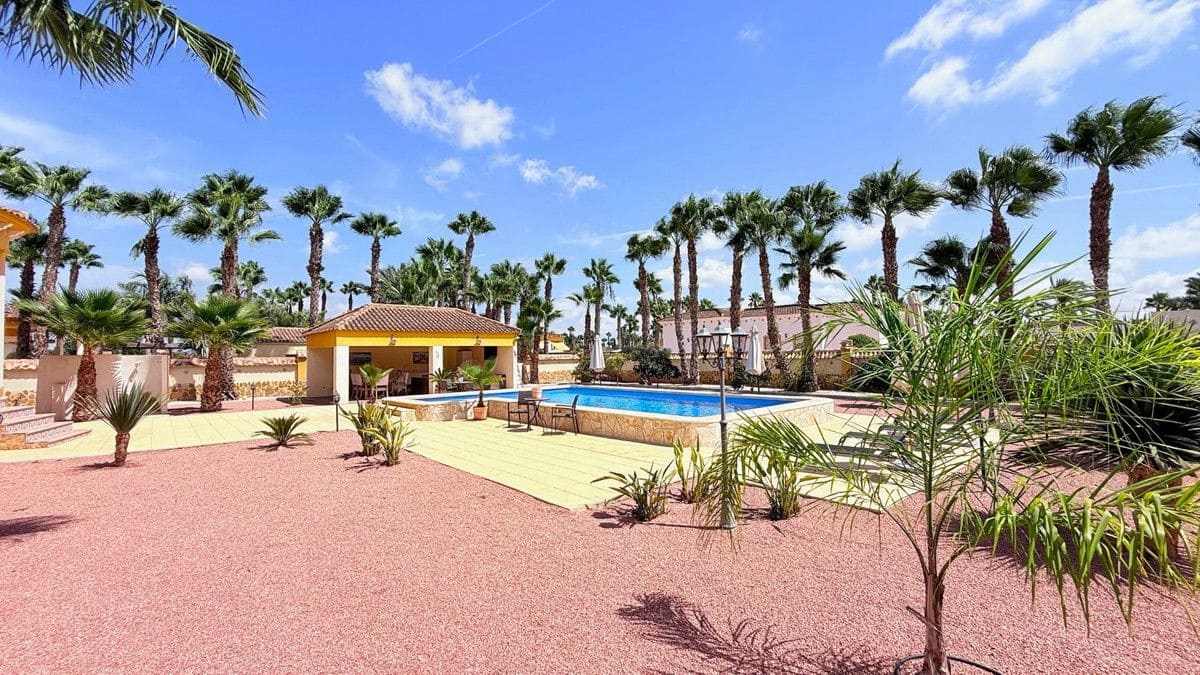 3 bedroom Villa for sale in Catral with pool - € 430,000 (Ref: 10053256)