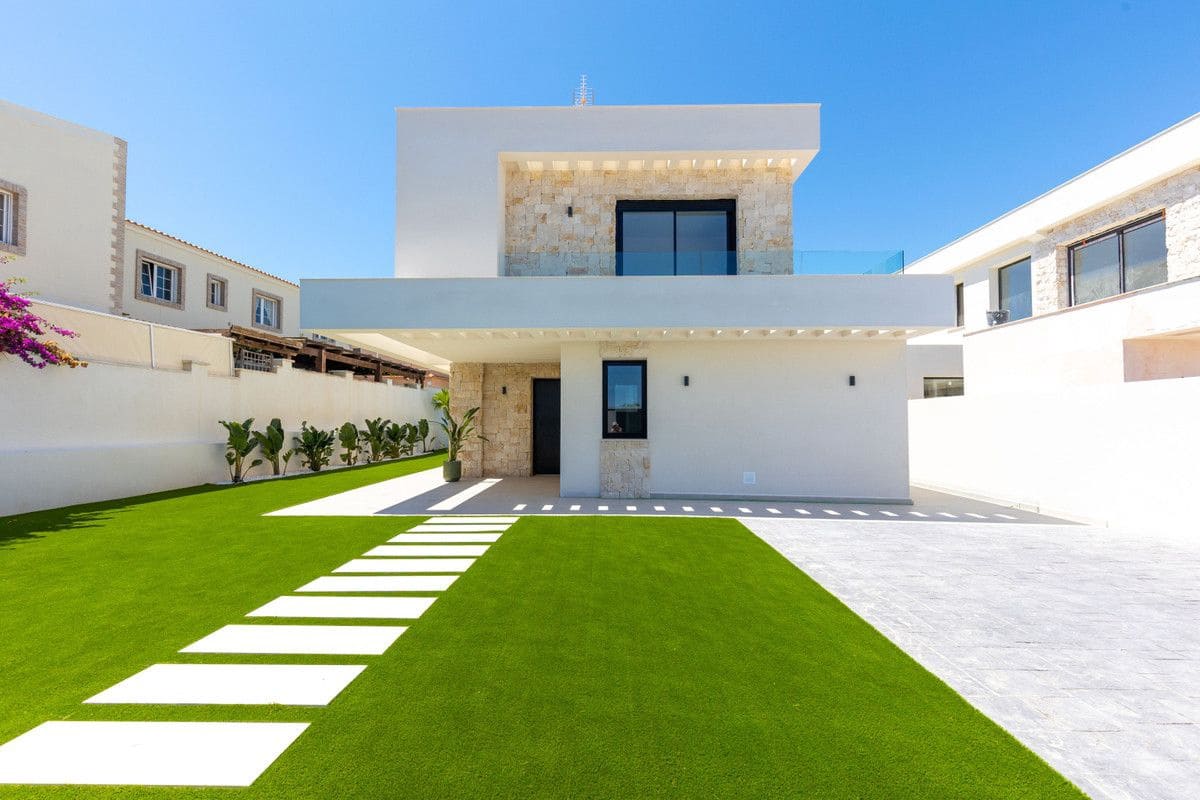 4 sovrum Villa till salu i Torrevieja med pool - 895 000 € (Ref: 10053260)