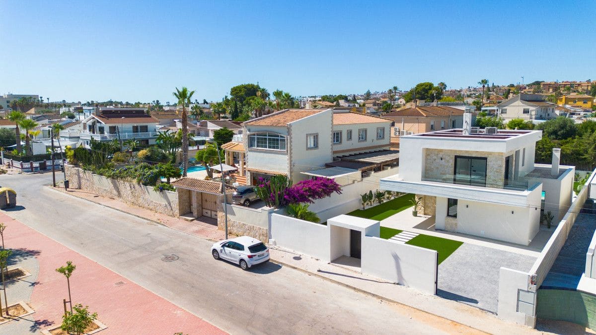 4 sovrum Villa till salu i Torrevieja med pool - 895 000 € (Ref: 10053260)