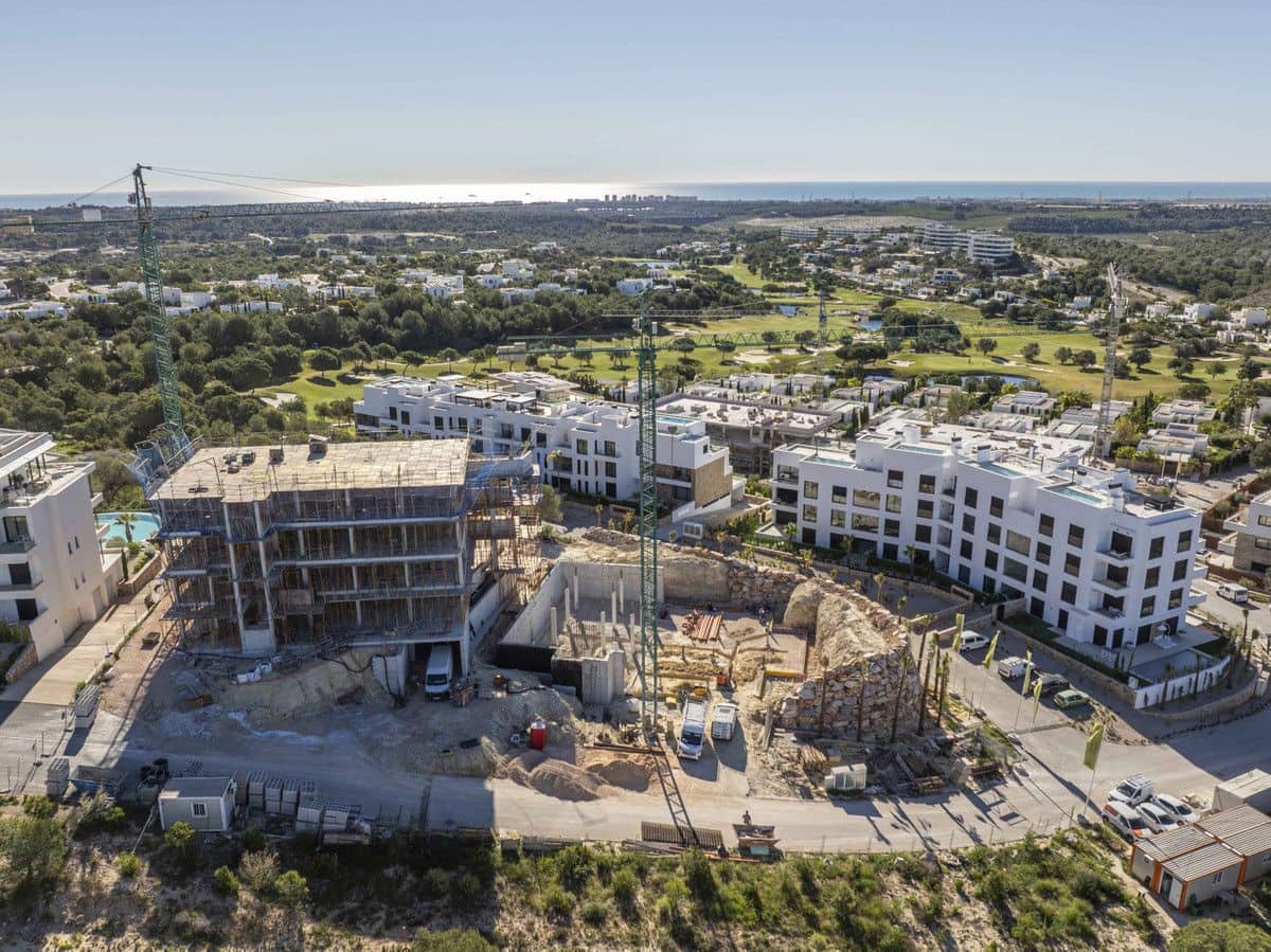 Apartamento de 3 habitaciones en Las Colinas Golf en venta con piscina - 650.000 € (Ref: 10053485)