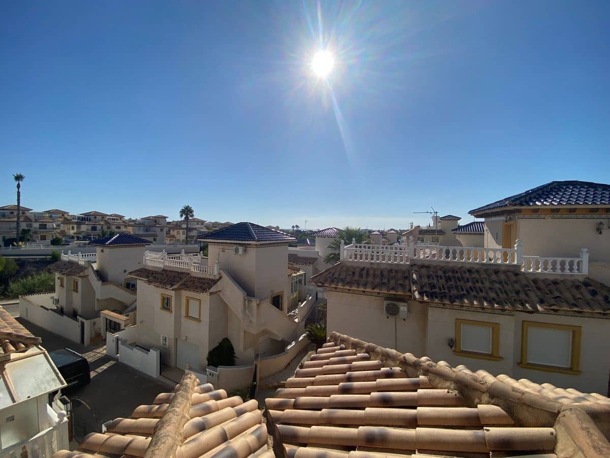 5 bedroom Villa for sale in La Zenia with pool - € 359,995 (Ref: 10053691)